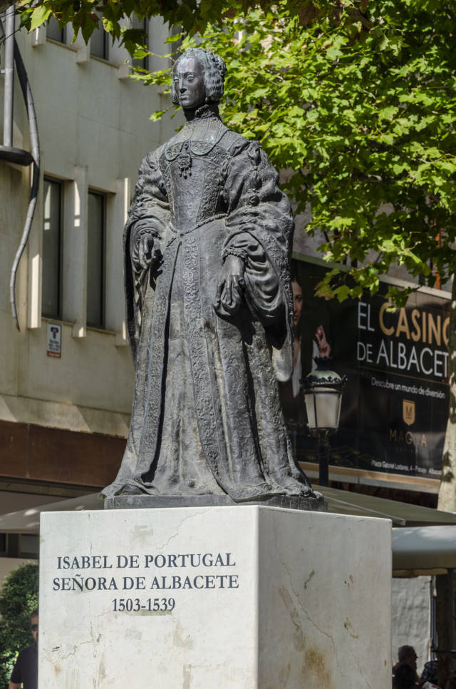Albacete 38 - escultura de Isabel de Portugal Señora de Albacete.jpg